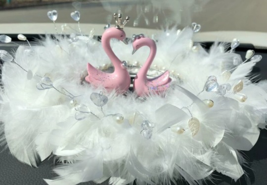 adornos de automóviles blancos grandes plumas almohadilla antideslizante amor almohadilla de cuentas diosa adornos de automóviles regalos de vello corto