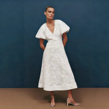 法式复古田园风镂空V领泡泡袖收腰长裙2025冬季新款女纯白 连衣裙