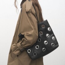 时尚鱼眼扣水桶包2026新款女士铆钉单肩包街头朋克风托特包机车包
