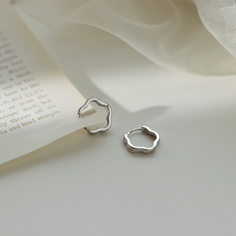 Plum ear buckle