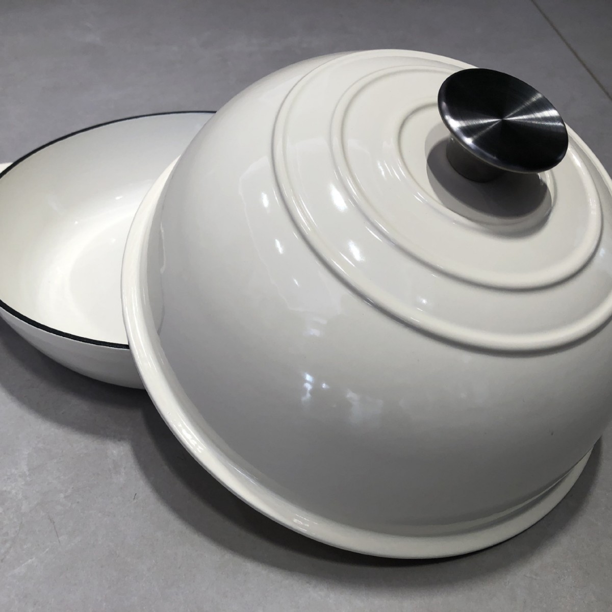 Best-selling white bread-shaped cast iron enamel pot from China's source factory, customizable with DIY or custom logo