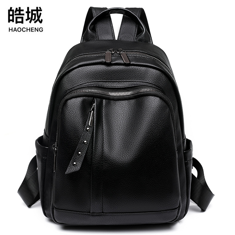 2023 nueva mochila de cuero suave para mujer retro de color sólido, remache simple, mochila de viaje ligera, mochila escolar al por mayor, de moda