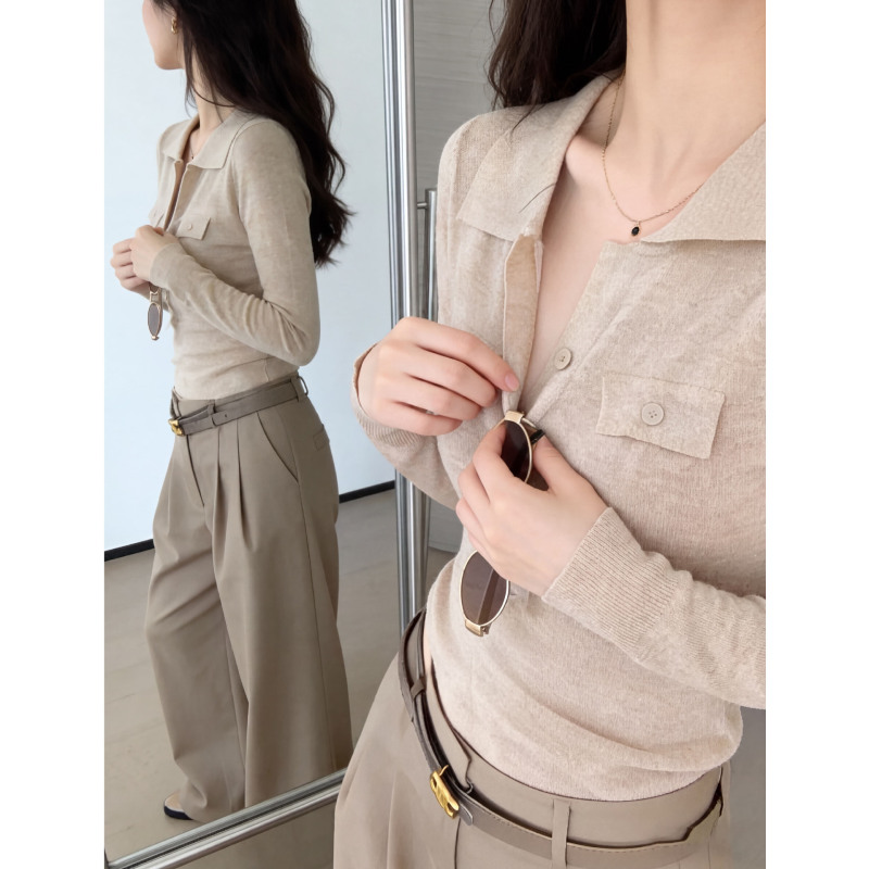 Korean-style oatmeal-colored V-neck knit sweater for women, suitable for spring and autumn, in the old money style, can be worn as a base layer or polo shirt Korean-style oatmeal-colored V-neck knit sweater for women, suitable for spring and autumn, in the old money style, can be worn as a base layer or polo shirt
