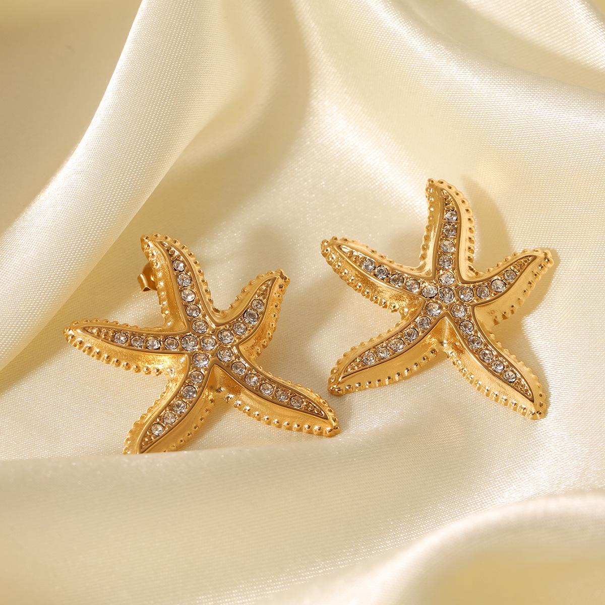 Pendientes de estrella de mar de acero inoxidable de alta calidad estilo marino europeo y americano pendientes de diamantes sin decoloración Pendientes de acero de titanio dorado de 18 quilates