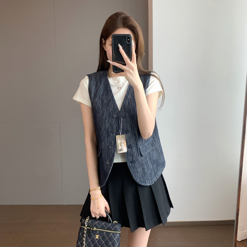 Three-Dimensional Tailoring, Hemp and Cotton Blend, Structured and Breathable V-Neck Sleeveless Vest, 26 Years New H040106 Three-Dimensional Tailoring, Hemp and Cotton Blend, Structured and Breathable V-Neck Sleeveless Vest, 26 Years New H040106