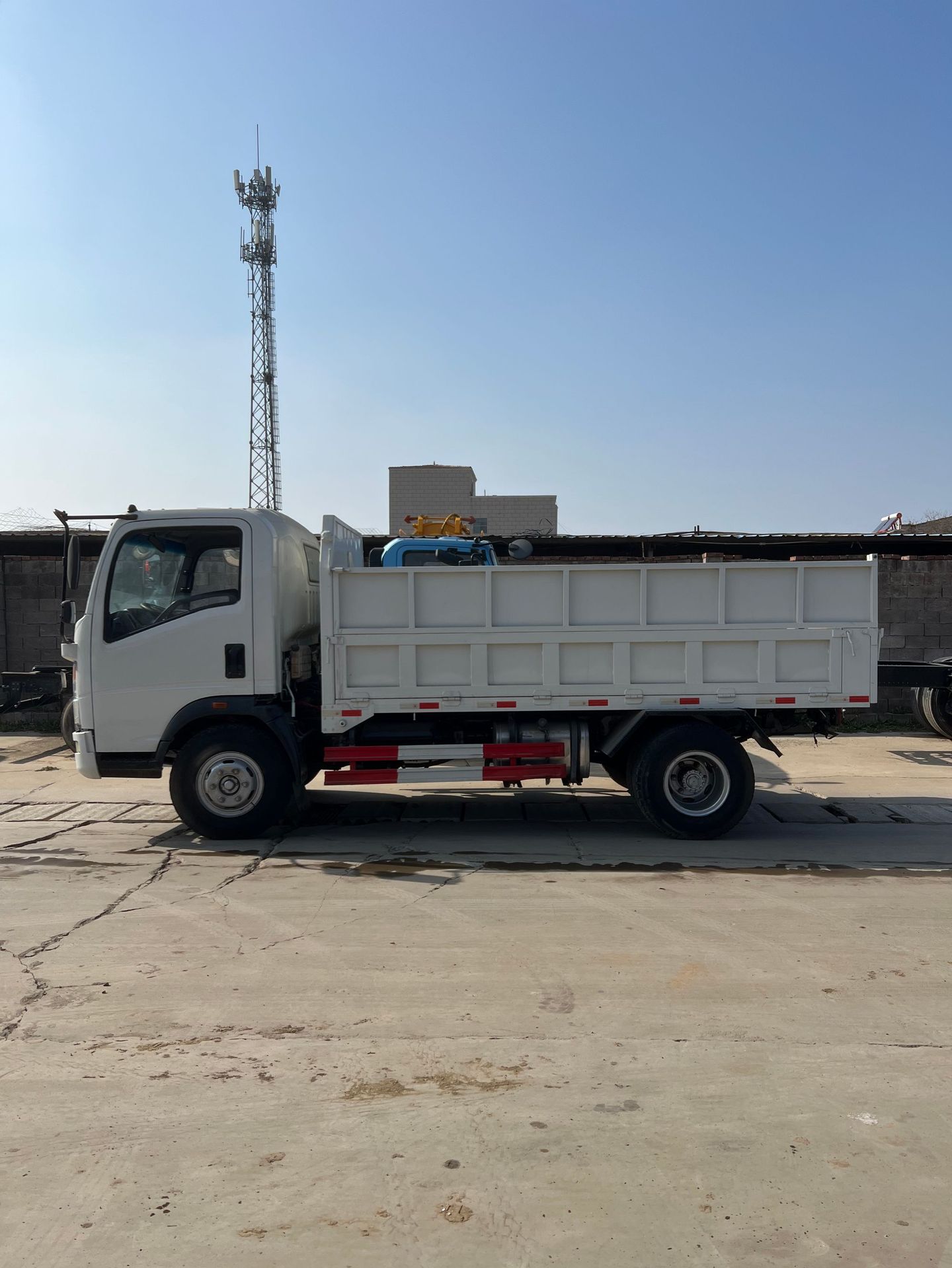Exported to Africa, Refurbished Sinotruk Howo Brand Light Bulk Cargo Transport Transfer Truck, Dump Truck, Tipper Truck