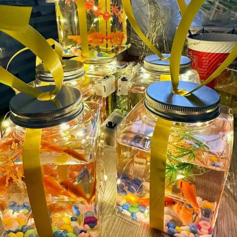 Лавка в Fish Park Plaza — светящиеся и взрывные товары, уличная палатка ночного рынка, интернет-хит продаёт банки с карасиками