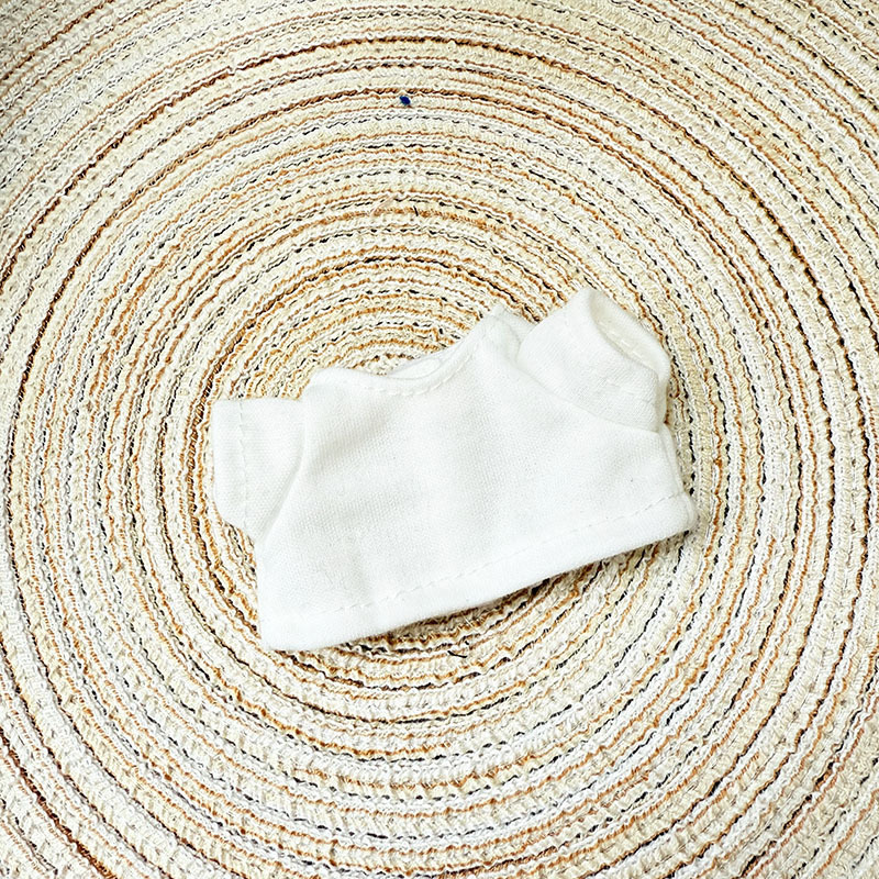 Pequeña T blanca de una sola pieza