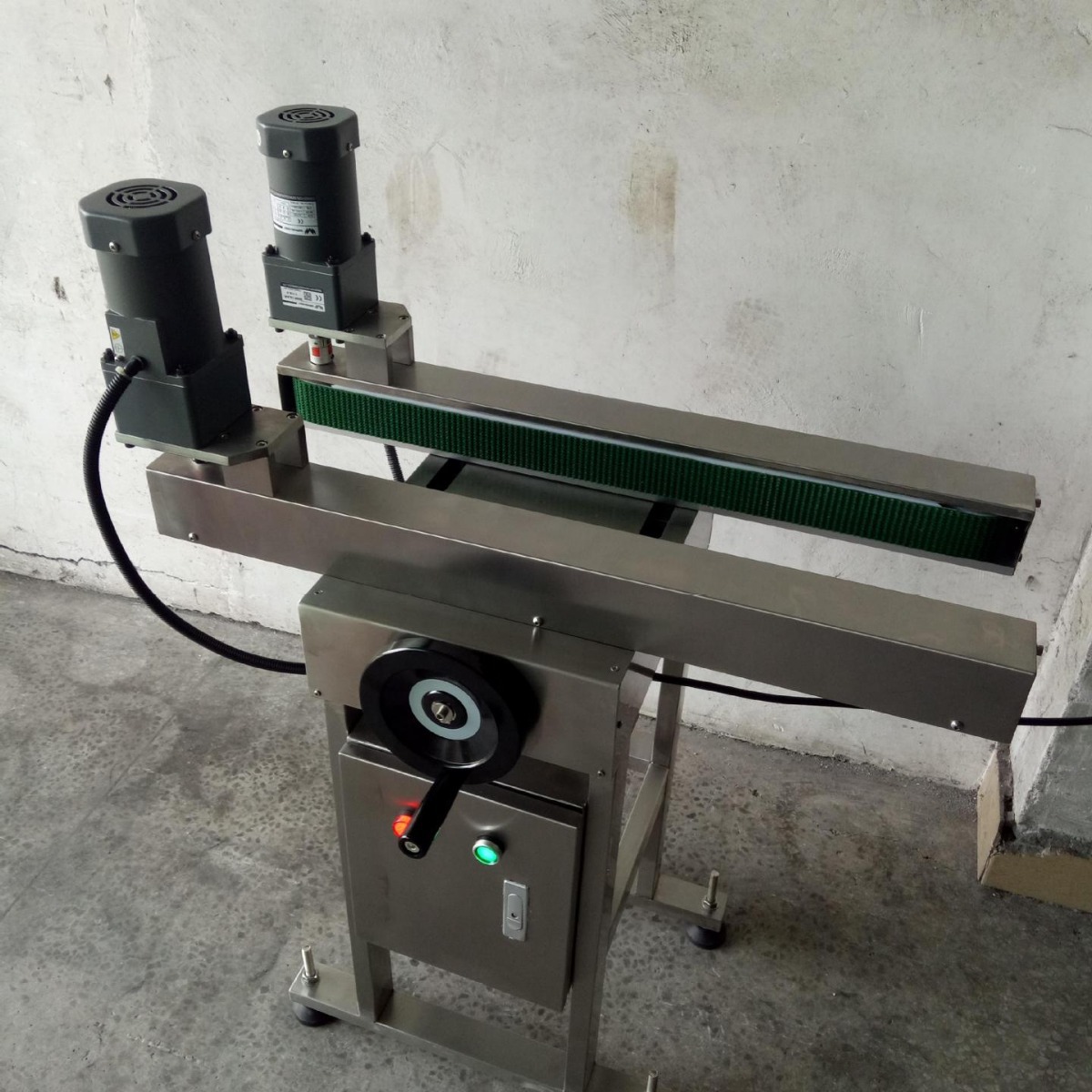 供应瓶底喷码输送机立式输送机夹持输送机