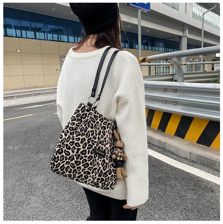 Leopard Print Fashion Pendant Large Capacity Autumn And Winter Tote Bag display picture 11