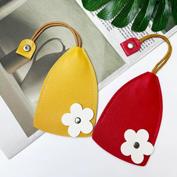 Car Key Case with a Stylish Pull-Out Design, Floral Pattern, Fashionable and Unique for Women, Suitable for Storing Mercedes-Benz Keys, Compact and Mini-Sized with a Clasp