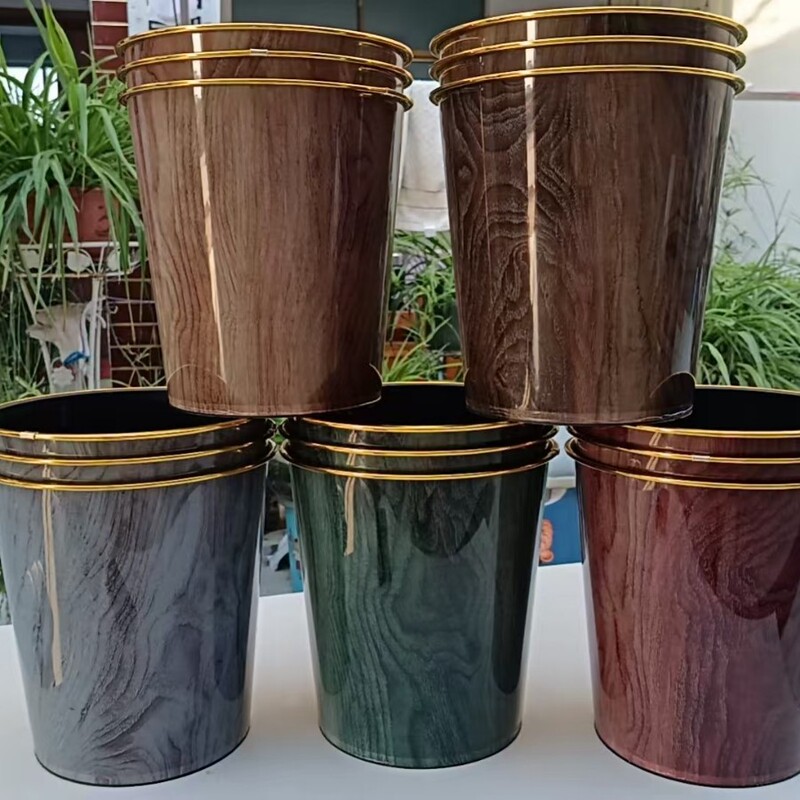 【】Gold-Edged Wood Grain Trash Can for Home Use, Plastic, Lidless, Suitable for Bathrooms, Restaurants, Hotels, and Guest Rooms, Lightweight and Simple Design
