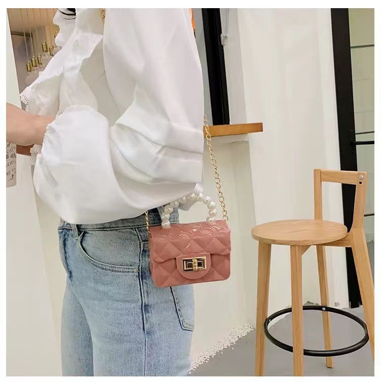 Women's Mini All Seasons Pu Leather Solid Color Fashion Beading Square Lock Clasp Handbag display picture 3