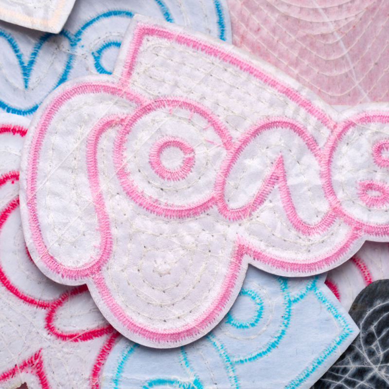 LOVEアルファベット愛国境を越えた新しいスパンコールハート型桃心刺繍布貼りバックゴム服装布バッジパッチ|undefined