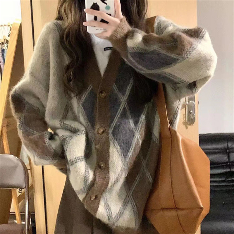 Japanese retro demi-season sweater with diamond pattern
