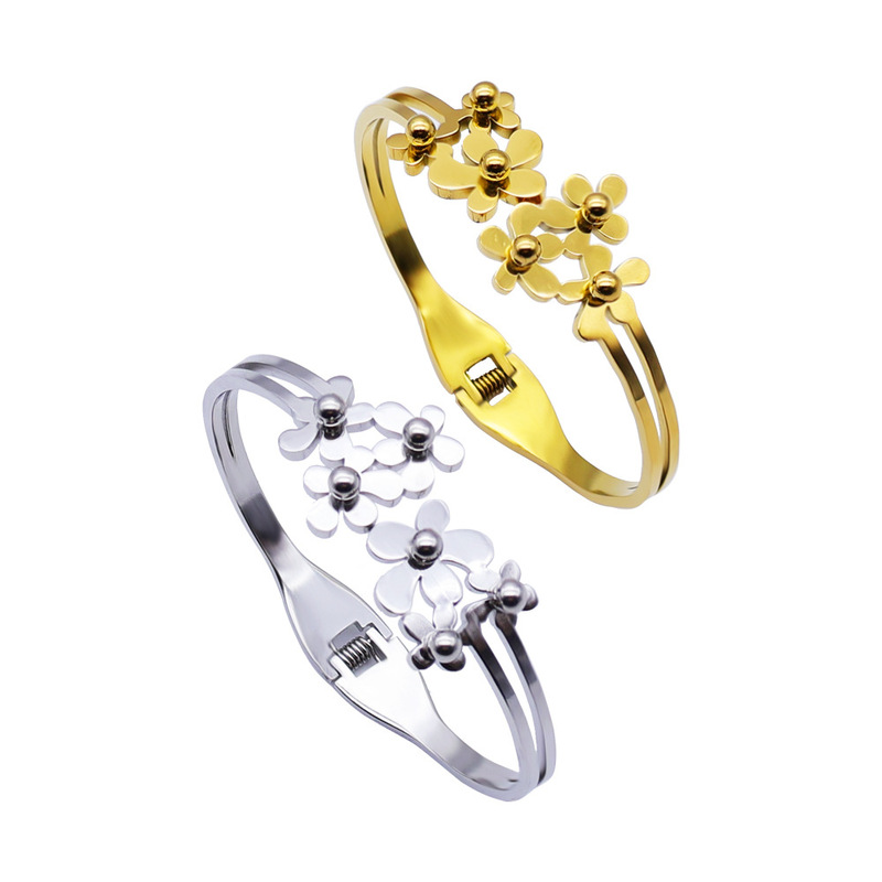 Romantic Flower Bracelet Elegant Stainless Steel Hollow Women's Bracelet Love Design Gold Plated Open Wrist Jewelry Wholesale