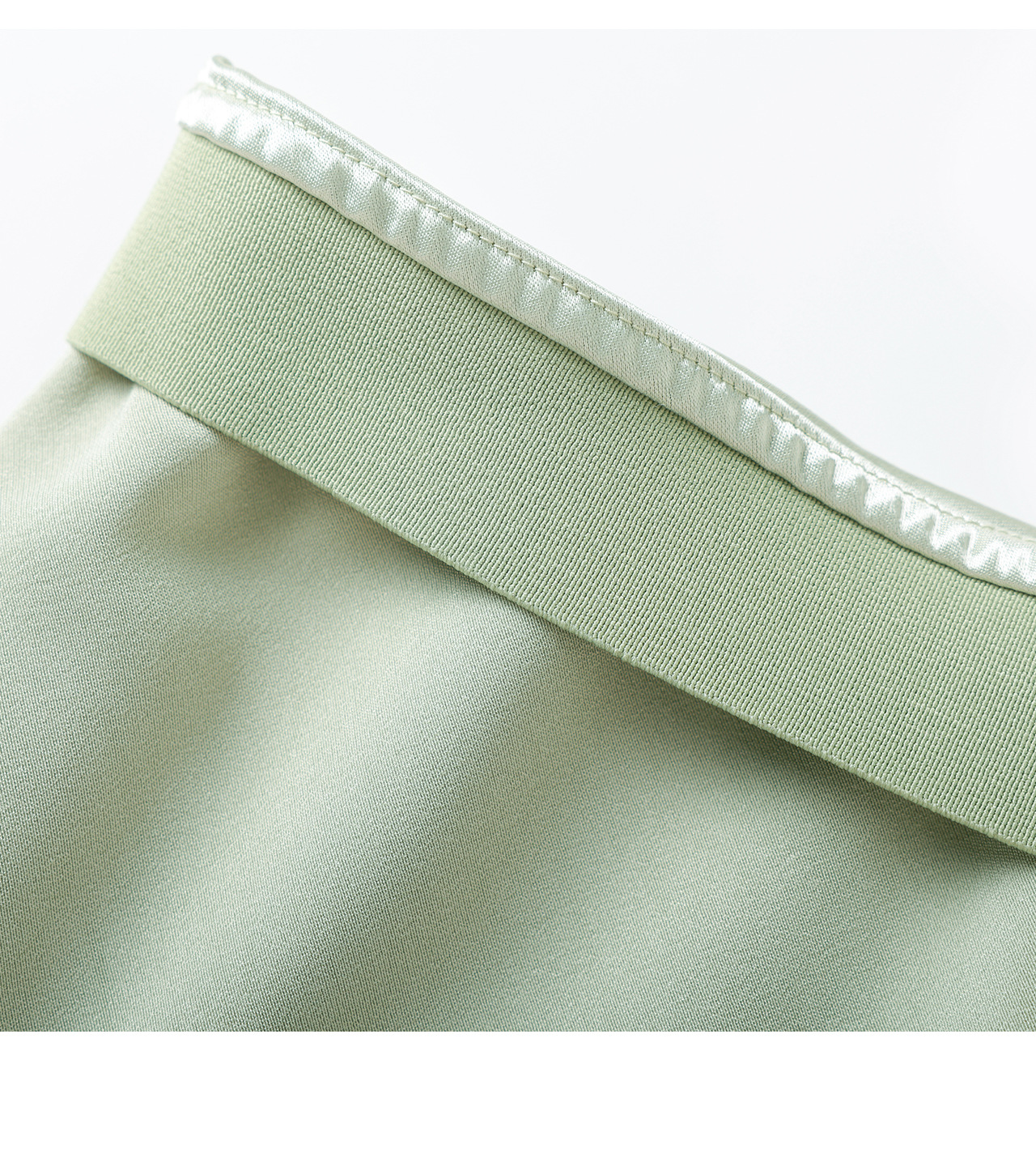 Chân váy satin thiết kế xéo gấu, chất liệu mỏng nhẹ thoáng mát — màu đen chi tiết 37