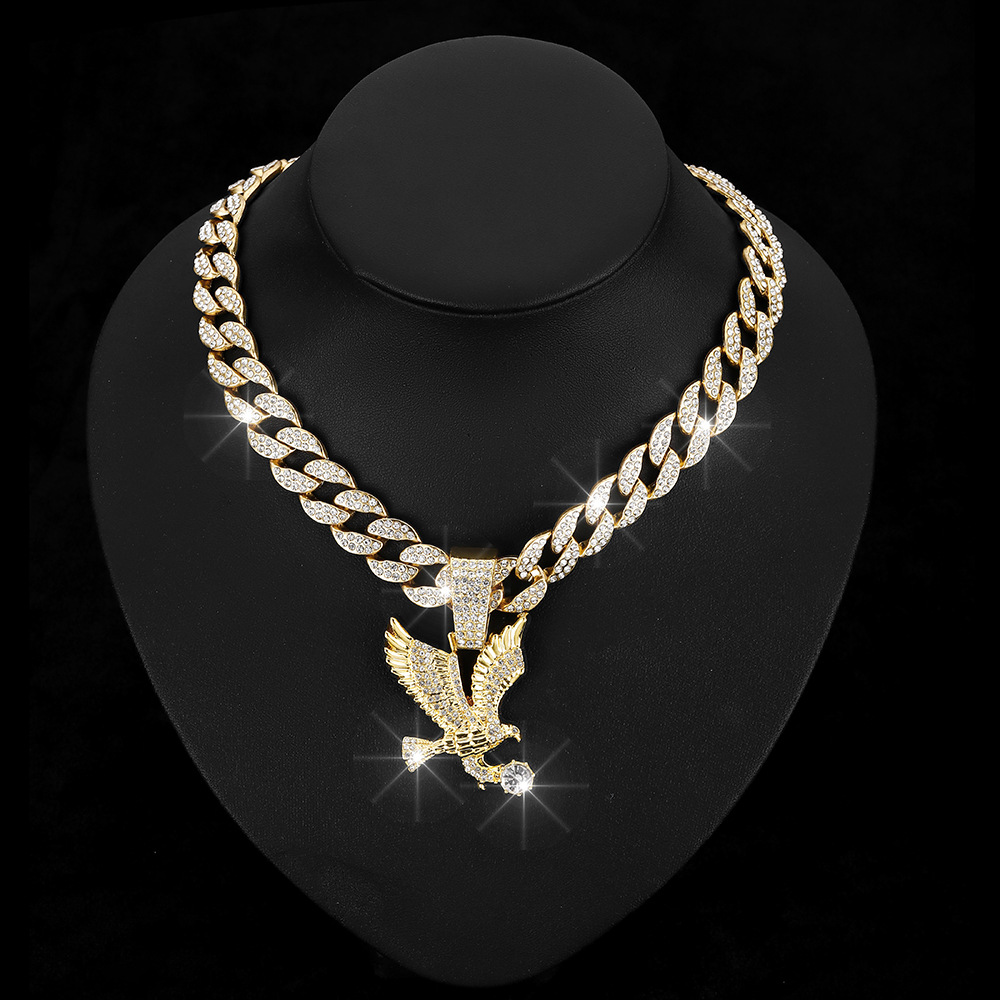Colgante de águila con alas desplegadas con personalidad de venta caliente transfronteriza Collar cubano Collar de cadena de joyería de nicho para hombres y mujeres europeos y americanos