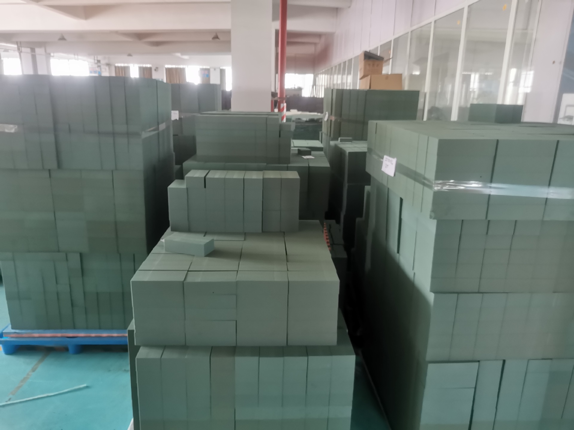 Una caja completa de barro de flores, una pieza, una canasta de flores de punto de fábrica, arreglo floral de bricolaje, absorción de agua, barro de flores sellado de plástico independiente único