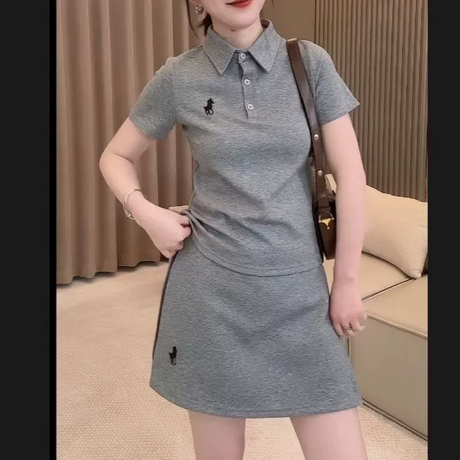 Летний костюм 2025 года, вышитый пони, повседневный поло, двухкомпонентный, футболка с коротким рукавом, высокая талия, модный и стройнящий силуэт