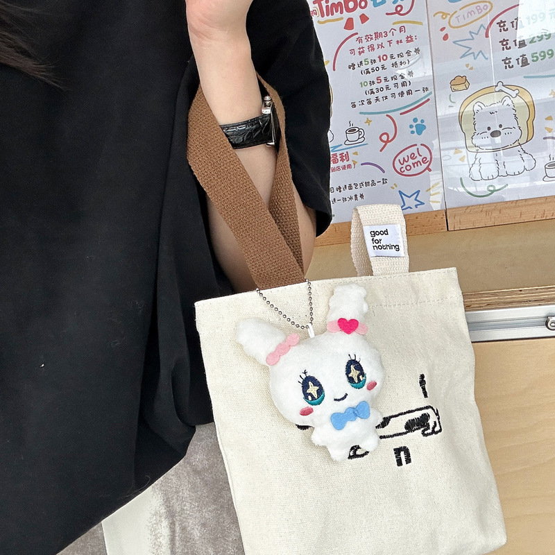 日本系アニメのサンリオ連名の周辺の人形が飾られています。|undefined