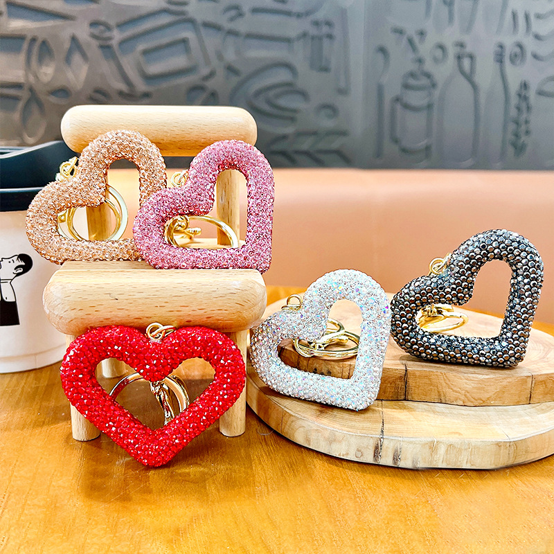 Llavero de corazón de melocotón de diamantes huecos, llavero de coche de amor de diamantes creativos, cubierta de auriculares portátil, colgante pequeño