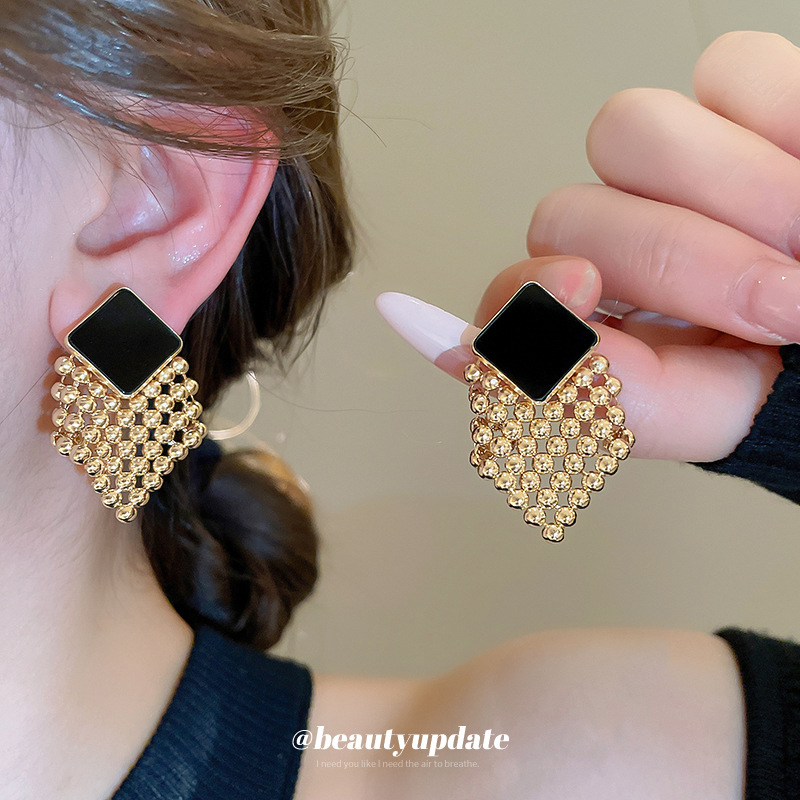 Pendientes en forma de diamante tejidos con aguja de plata Pendientes de temperamento de alta gama de lujo ligero Pendientes de todo fósforo de moda de nicho retro femenino