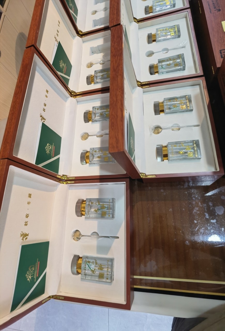 Huo Shan Tie Pi Shi Hu Feng Dou Dendrobium Gift Box 60g Premium Herbal Tonic Gift in use