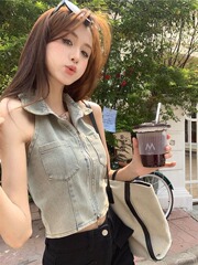 ギャルは首の袖のないレトロなデニムのベストを掛けます。