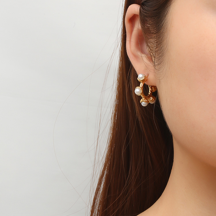 La moda europea y americana transfronteriza con incrustaciones de acero inoxidable pendientes de perlas de lujo de alto grado de las mujeres pendientes de oro 18K