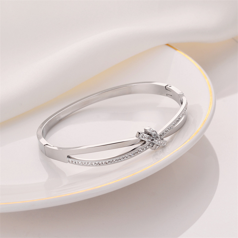 Pulsera de titanio y acero para mujer, diseño moderno y sencillo, pulsera de lujo que no se desvanece, venta al por mayor en stock.