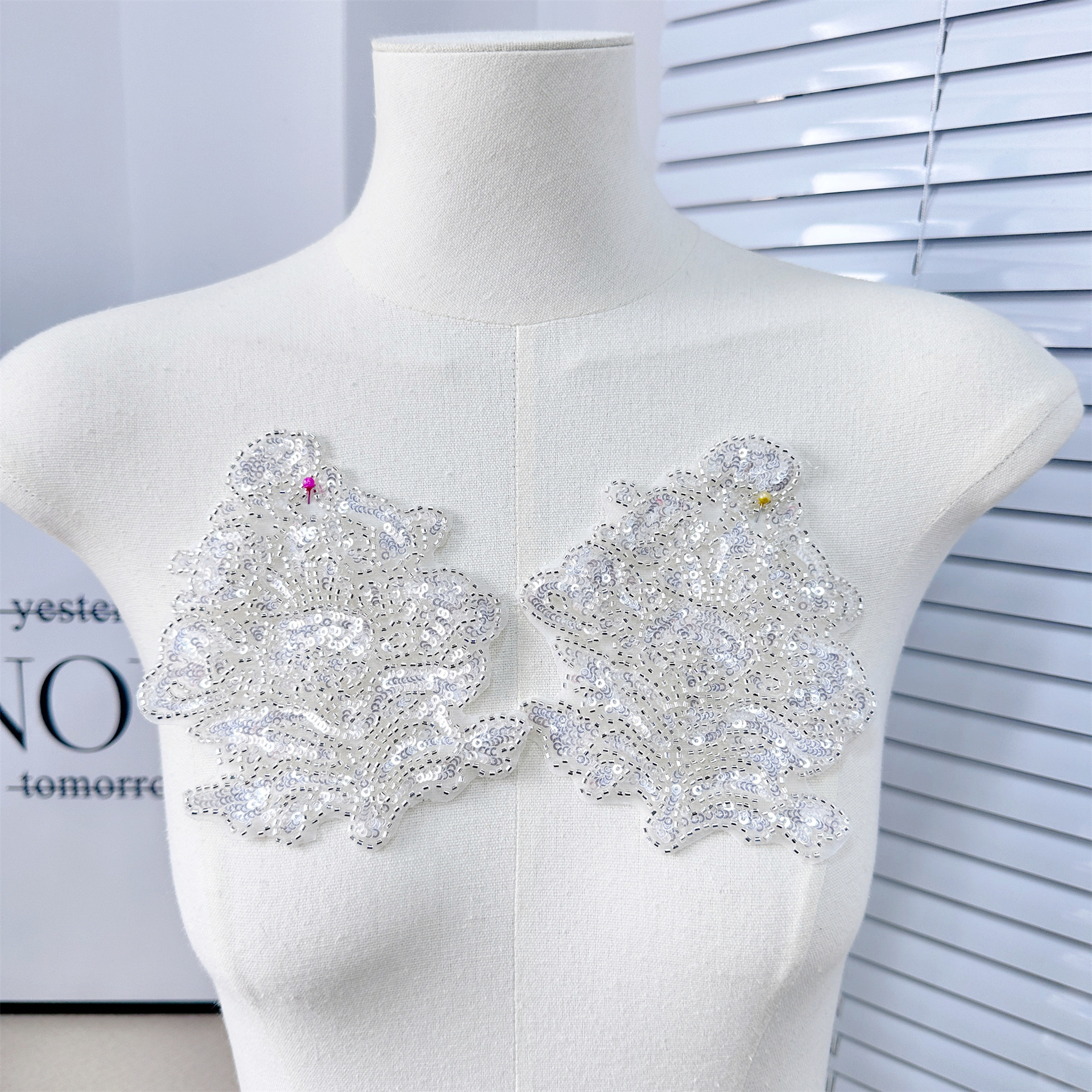 Venta caliente de pegatinas de tela bordadas de malla china, apliques bordados de flores con lentejuelas y cuentas, accesorios simples para ropa, comercio electrónico transfronterizo