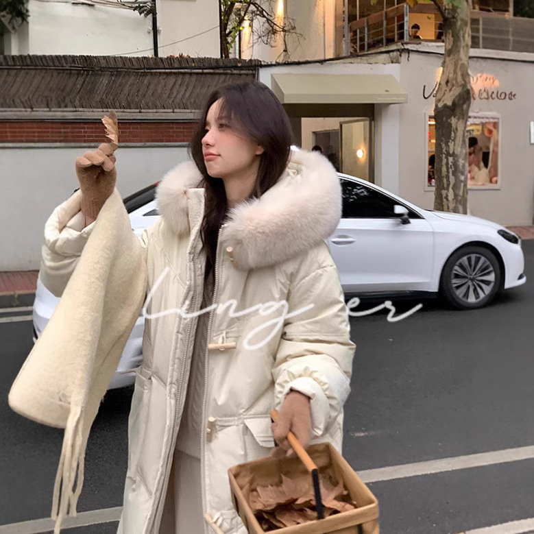 밝은 회색 모피 칼라가 있는 미색