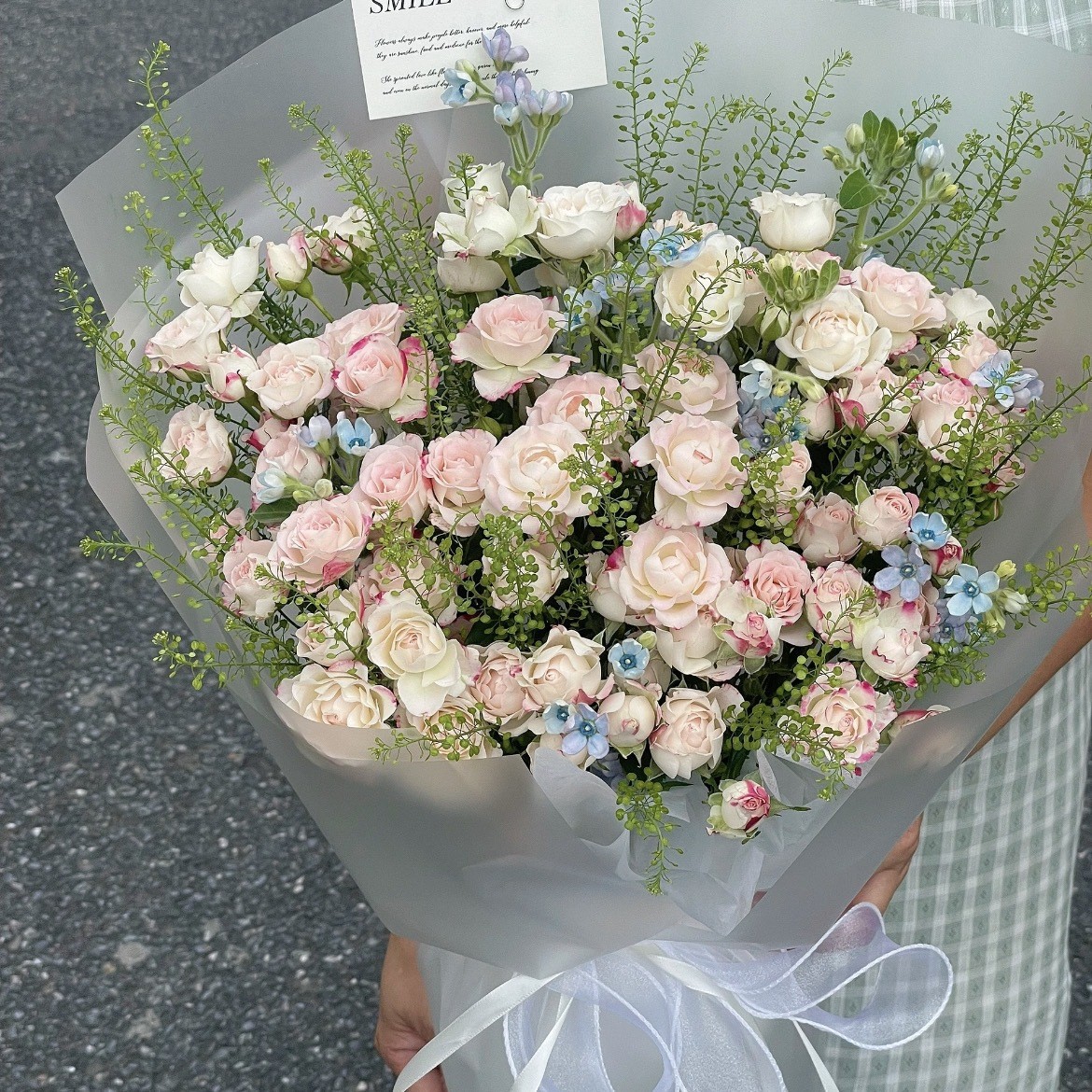 Li Zhiran Papel mate monocromático Papel impermeable Papel de embalaje de ramo Papel de embalaje de flores al por mayor en stock