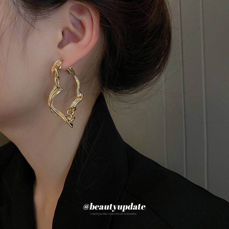 Aguja de plata rayado torcido pendientes geométricos pendientes diseño europeo y americano barroco aretes nicho red pendientes de la manera roja