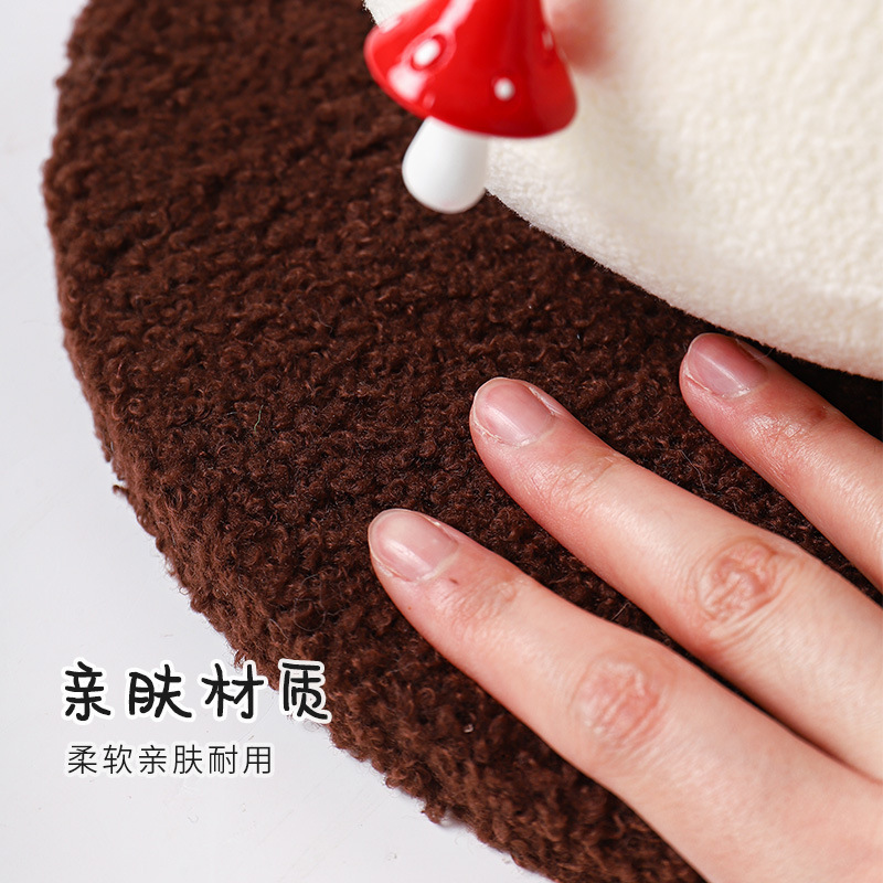 新年の赤い傘のキノコの猫は棚の剣の麻を登って爪の猫をつかんで板をつかみません。|undefined