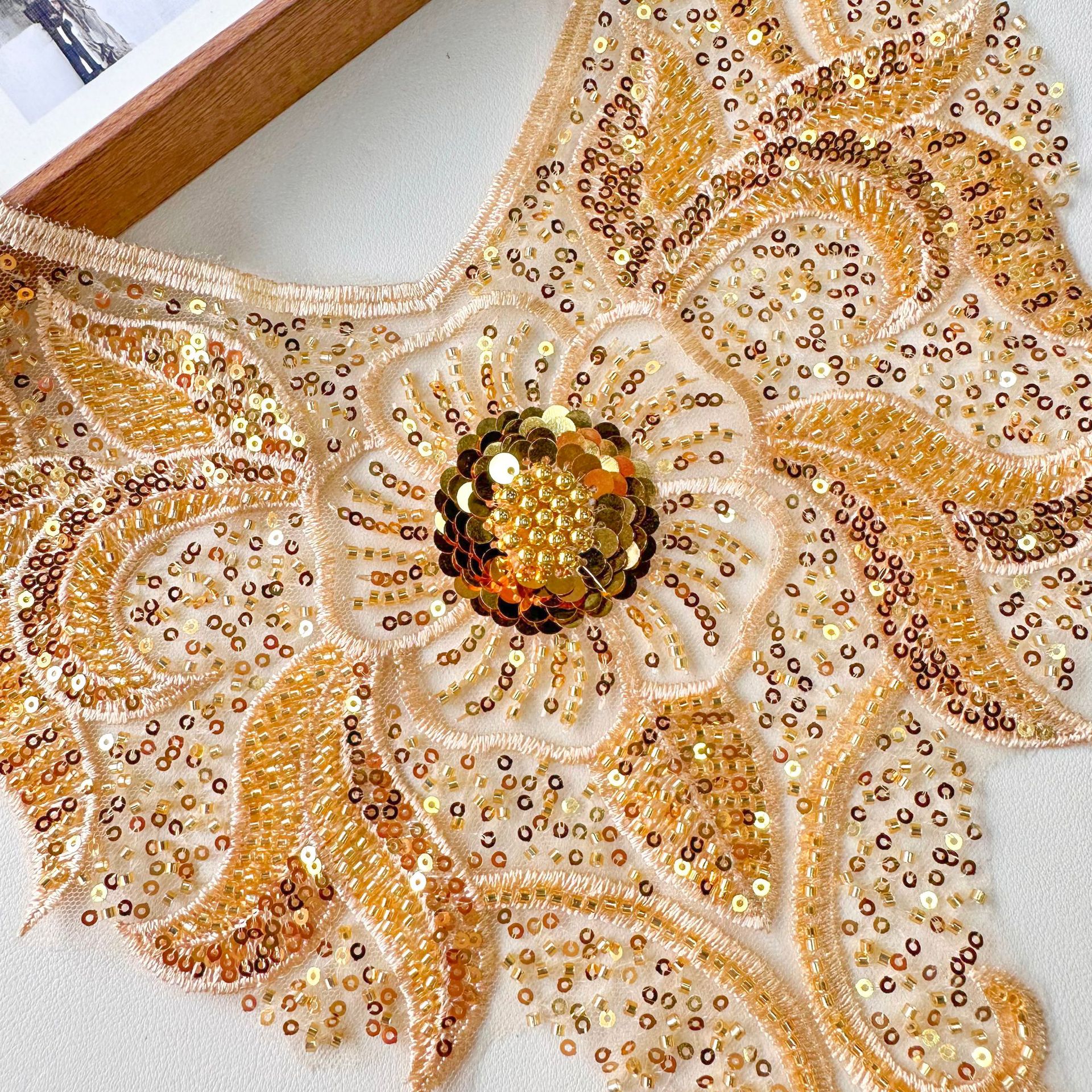 Estilo caliente dorado encaje con cuentas lentejuelas bordado hueco con cuello en V encaje vestido de baile vestido de actuación accesorios de vestir image 4