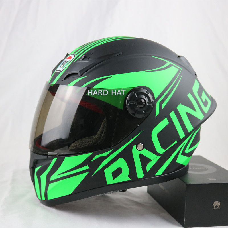 매트한 검정색과 녹색 라인(장갑 포함)