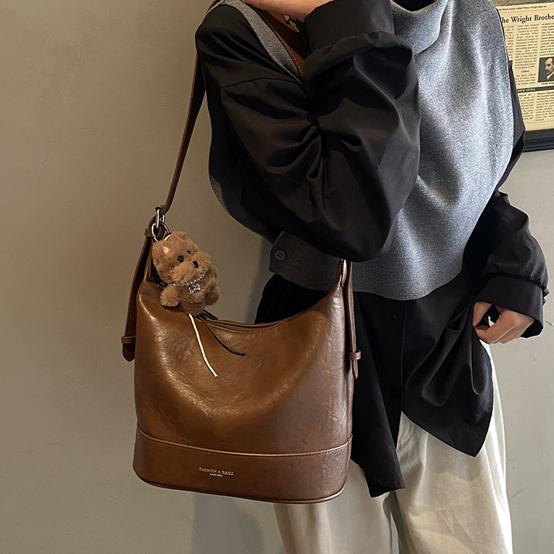 Otoño y invierno de alta calidad bolso de viaje para mujeres 2025 nuevo estilo de moda moda bolso de brazo de hombro retro bolso de cubo