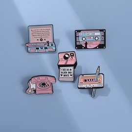跨境新款粉色系徽章个性电话收音机唱片相机造型精美装饰徽章礼物