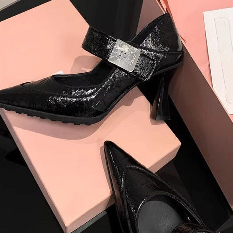 Fashionable elegant shoes pointed-toe