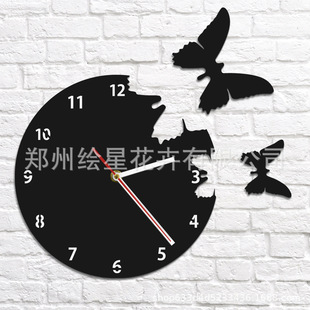 clock with butterflies flying away�����w���R��