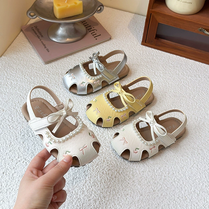 Детские летние босоножки 2025 года в корейском стиле, закрытые, мягкая подошва, модные, универсальные, дышащие, с перфорацией.