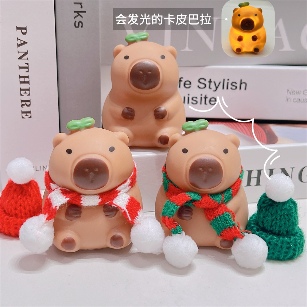 跨境圣诞卡皮巴拉发光小夜灯卡通动漫摆件可爱搪胶生日公仔小熊
