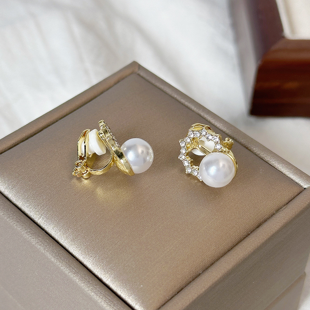 Versión coreana del temperamento de camelia, sin orejas perforadas, pinza para la oreja, flor de perla, tablero de ajedrez, pinza para la oreja triangular con diamantes, pendientes de nicho para mujeres