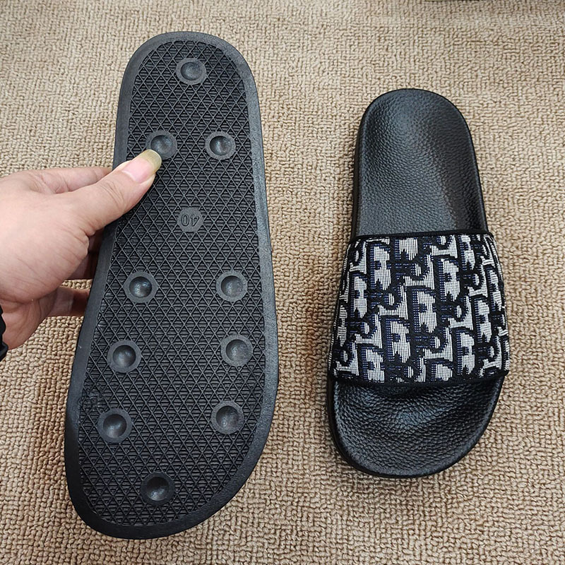 2025 European Station Summer New Couple Pantuflas Hombres y mujeres Europeos y americanos Zapatillas de alta gama para hombres