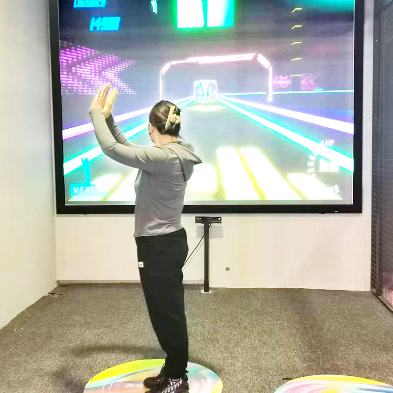 Gran entretenimiento comercial y ocio interior de simulación de deportes digitales sala de experiencias de instalaciones de doble persona rompe la puerta de entrada movimiento ritmo