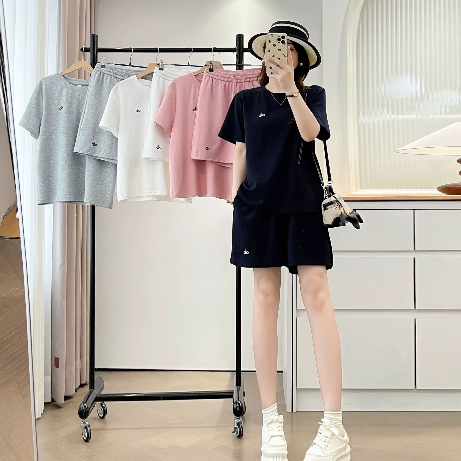 Летний костюм 2025 года больших размеров из хлопчатобумажной ткани, модный повседневный костюм для полных женщин, клетчатый свободный повседневный комплект с коротким рукавом и шортами 6208