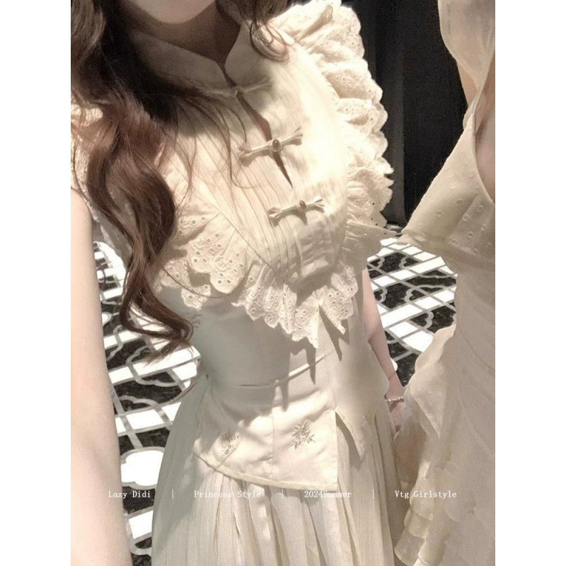 Новый китайский стиль 2025: летний комплект с вышивкой, пуговицами-пластиналами, кружевным топом с вышивкой и брюками с разрезом, двухсоставной набор