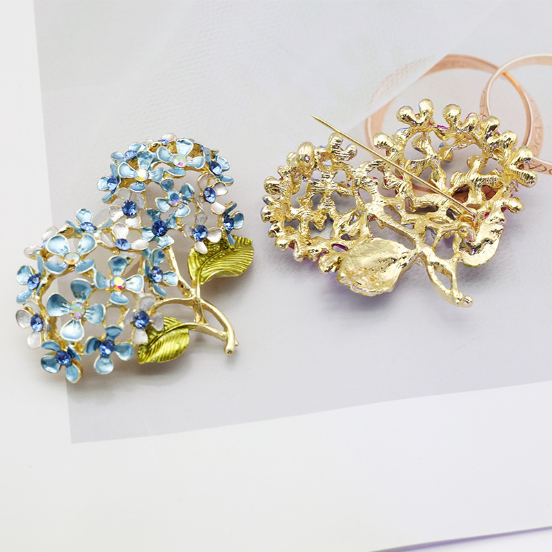 New fresh alloy enamel double-headed hydrangea brooch, versatile and elegant accessory for women's clothing